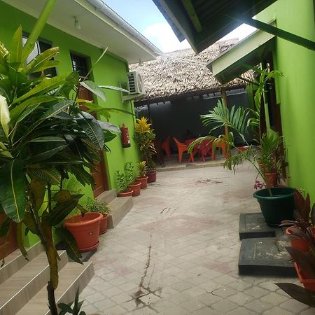L&J Modern Backpackers Bnb دار السلام المظهر الخارجي الصورة
