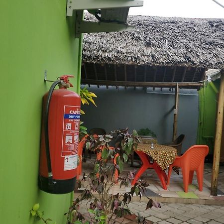 L&J Modern Backpackers Bnb دار السلام المظهر الخارجي الصورة