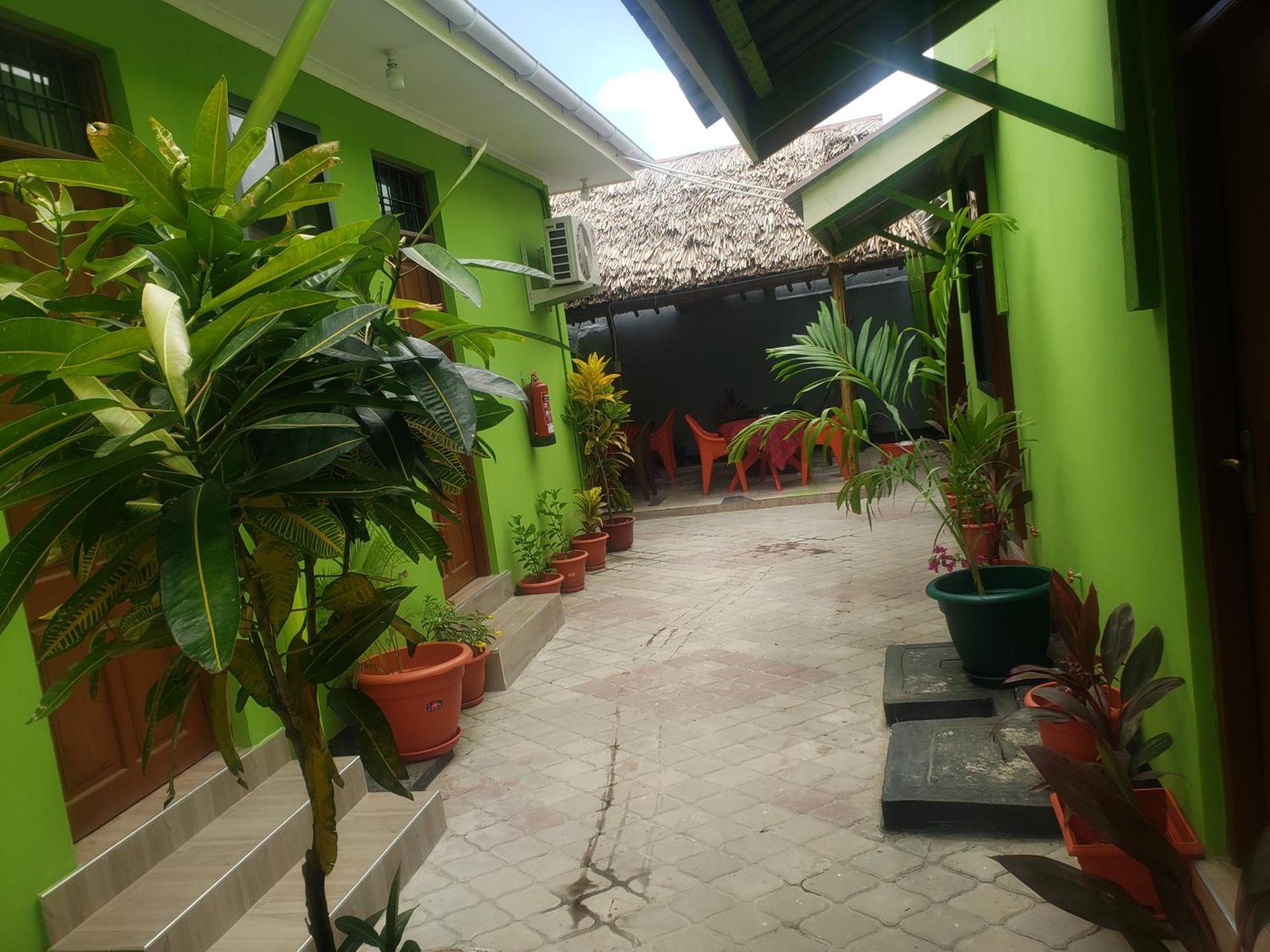 L&J Modern Backpackers Bnb دار السلام المظهر الخارجي الصورة