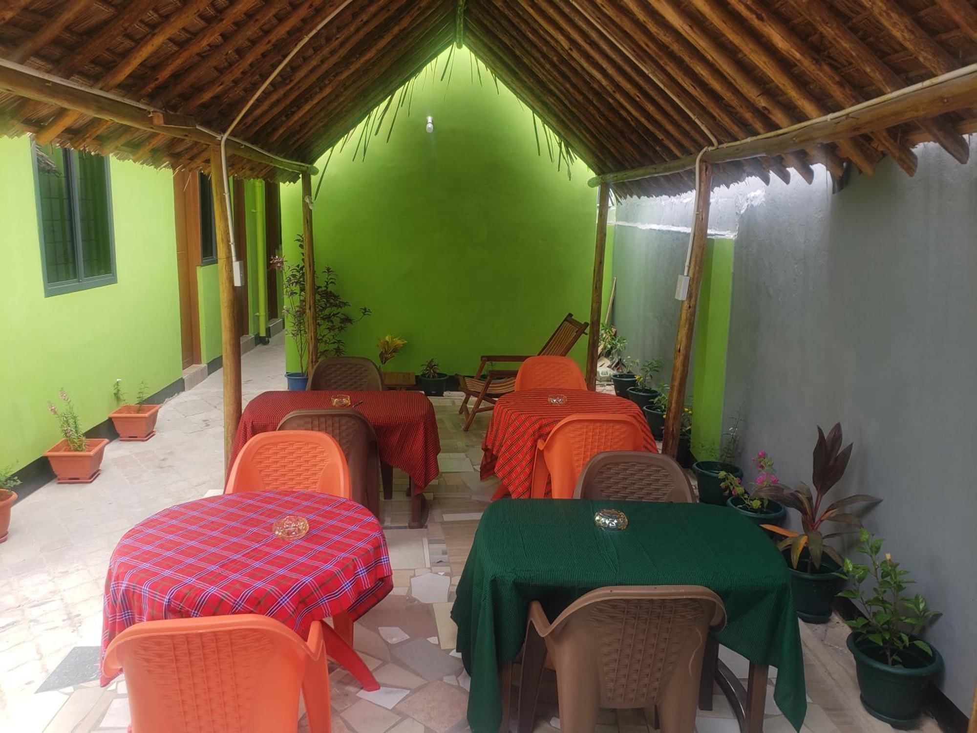 L&J Modern Backpackers Bnb دار السلام المظهر الخارجي الصورة