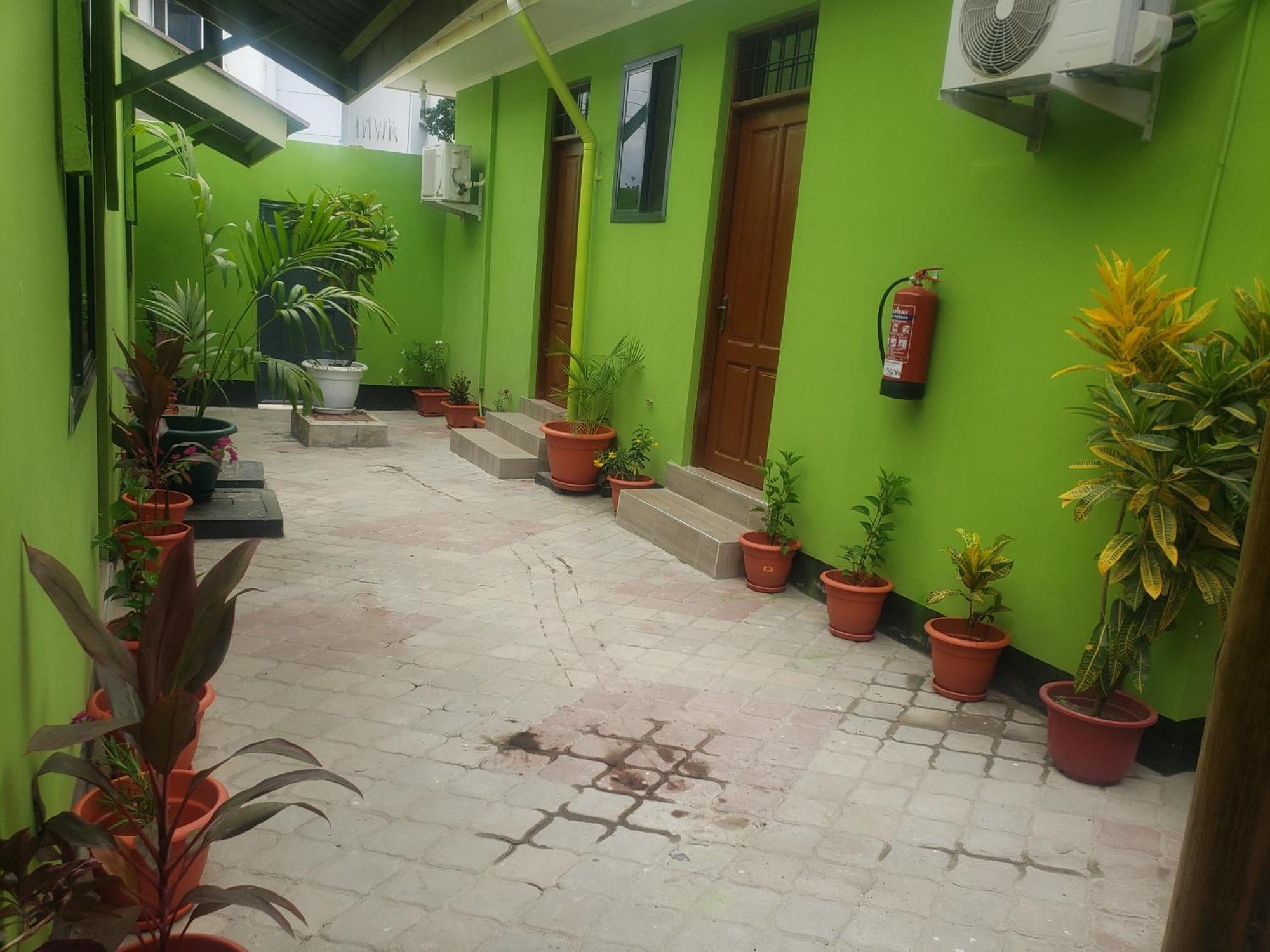 L&J Modern Backpackers Bnb دار السلام المظهر الخارجي الصورة