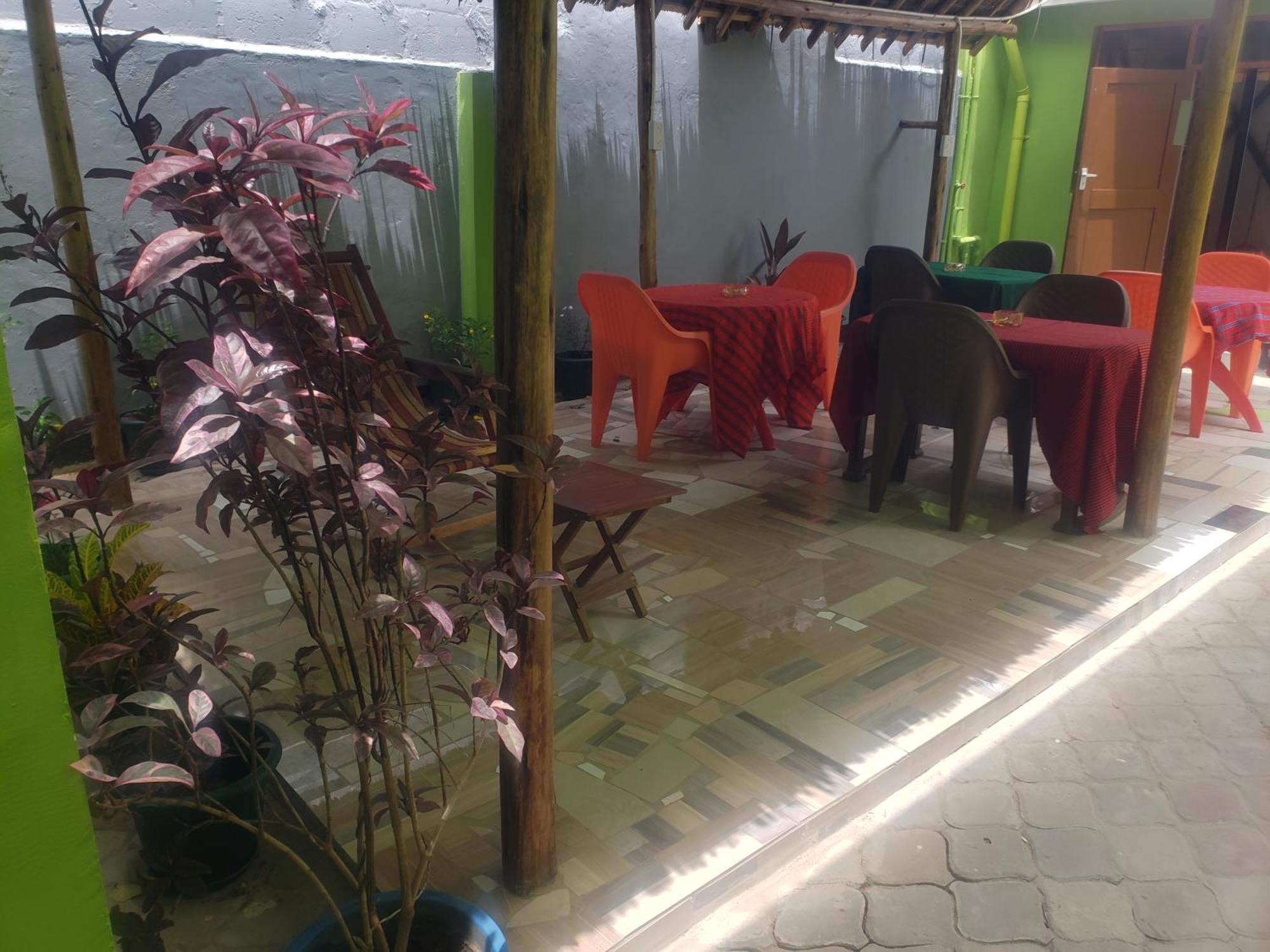 L&J Modern Backpackers Bnb دار السلام المظهر الخارجي الصورة