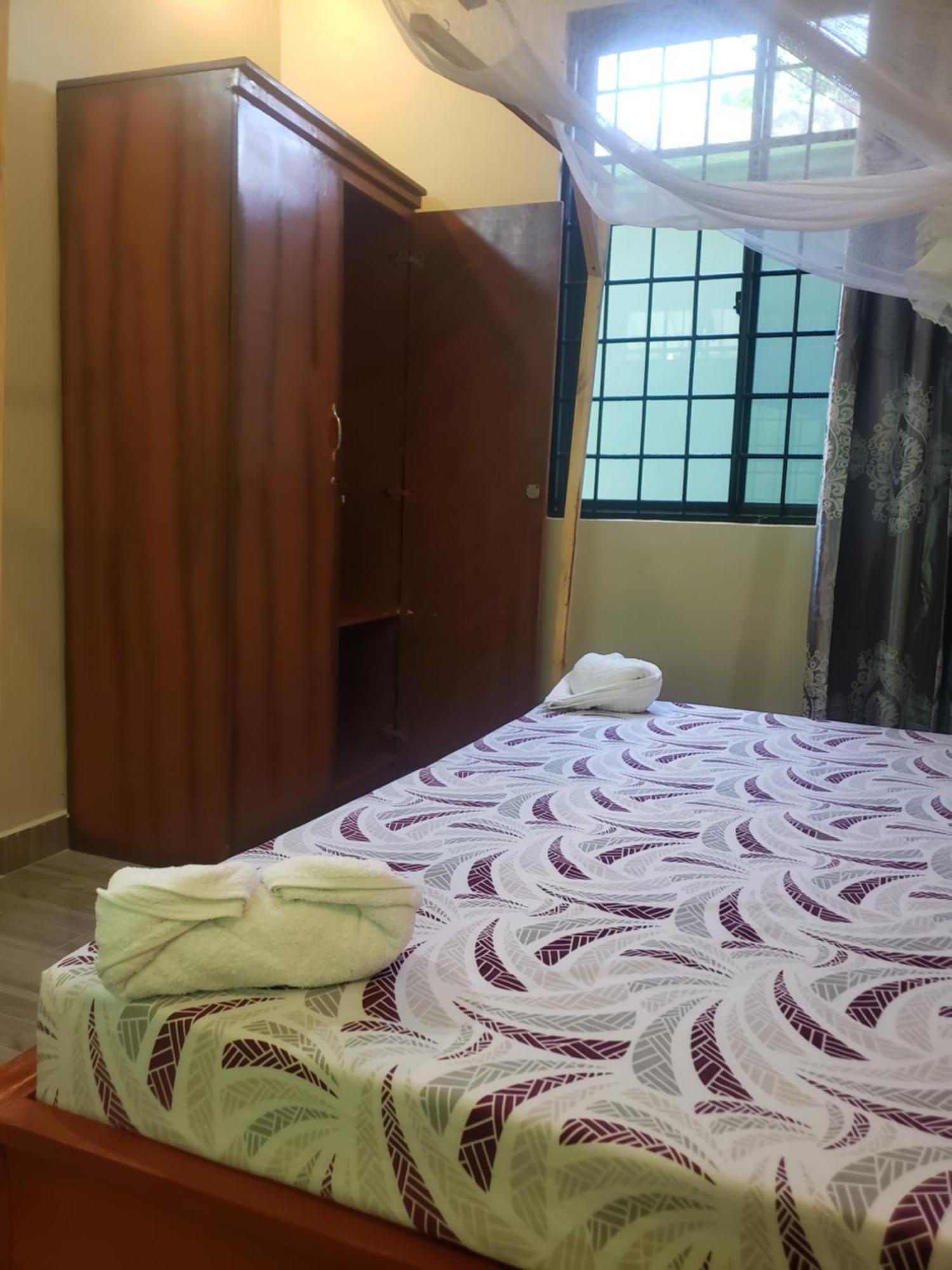 L&J Modern Backpackers Bnb دار السلام المظهر الخارجي الصورة