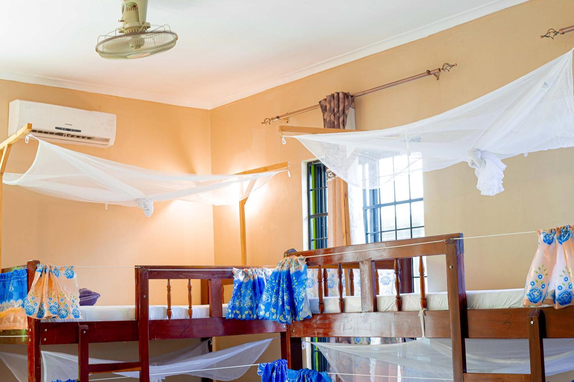 L&J Modern Backpackers Bnb دار السلام المظهر الخارجي الصورة