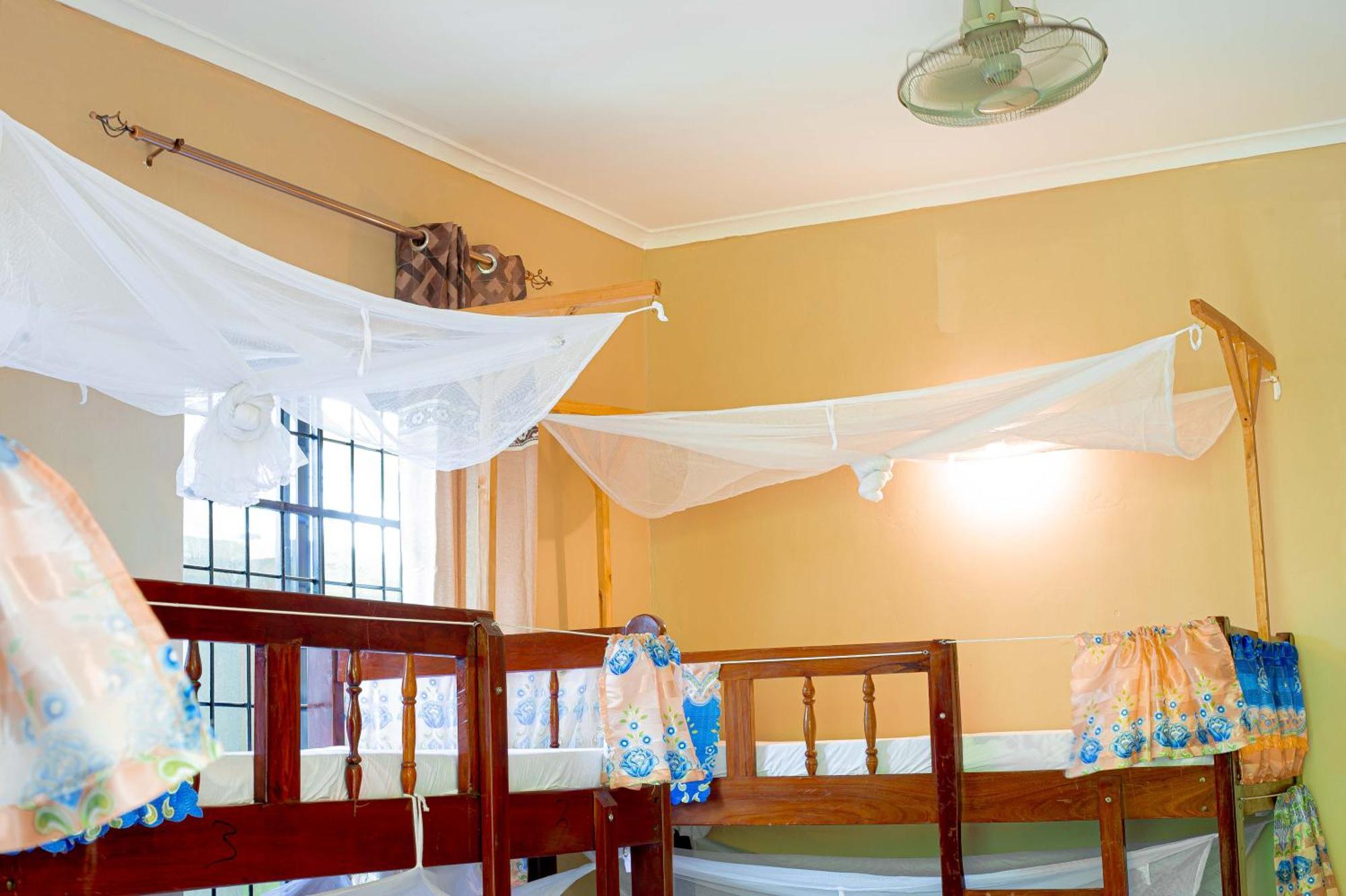 L&J Modern Backpackers Bnb دار السلام المظهر الخارجي الصورة