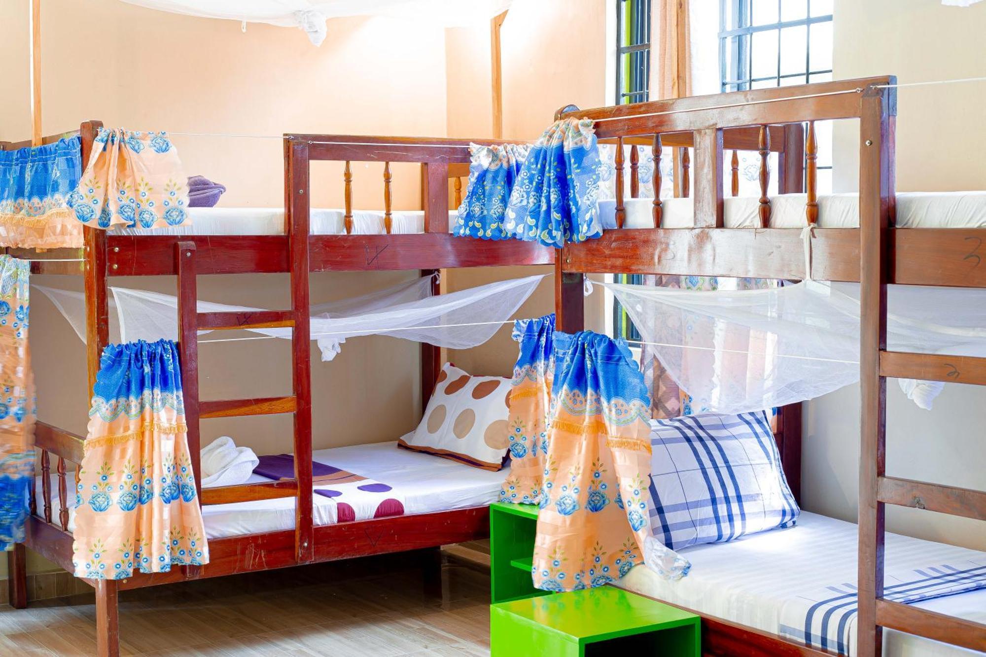 L&J Modern Backpackers Bnb دار السلام المظهر الخارجي الصورة