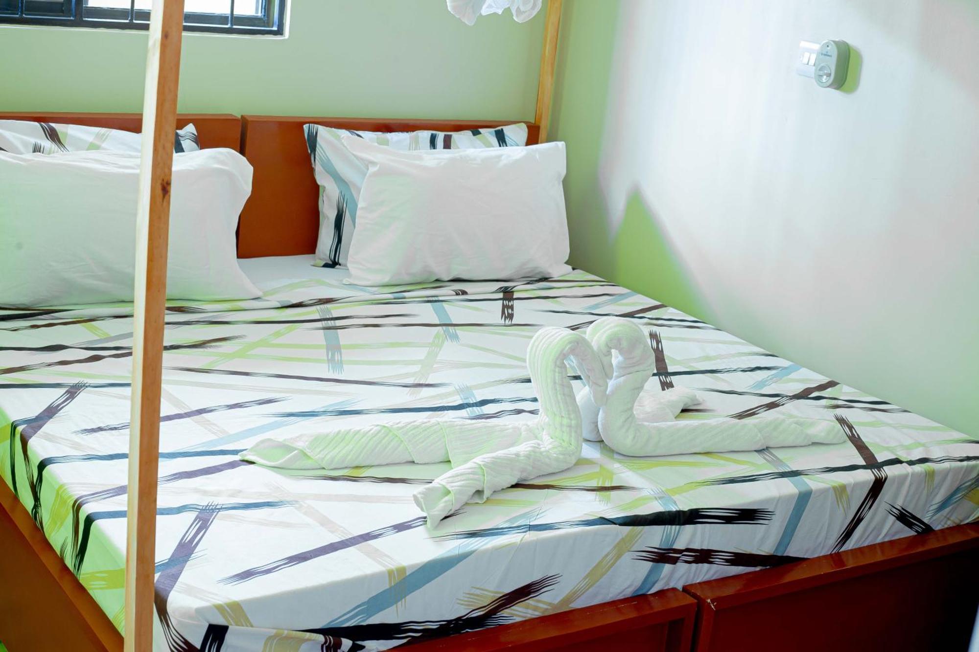 L&J Modern Backpackers Bnb دار السلام المظهر الخارجي الصورة