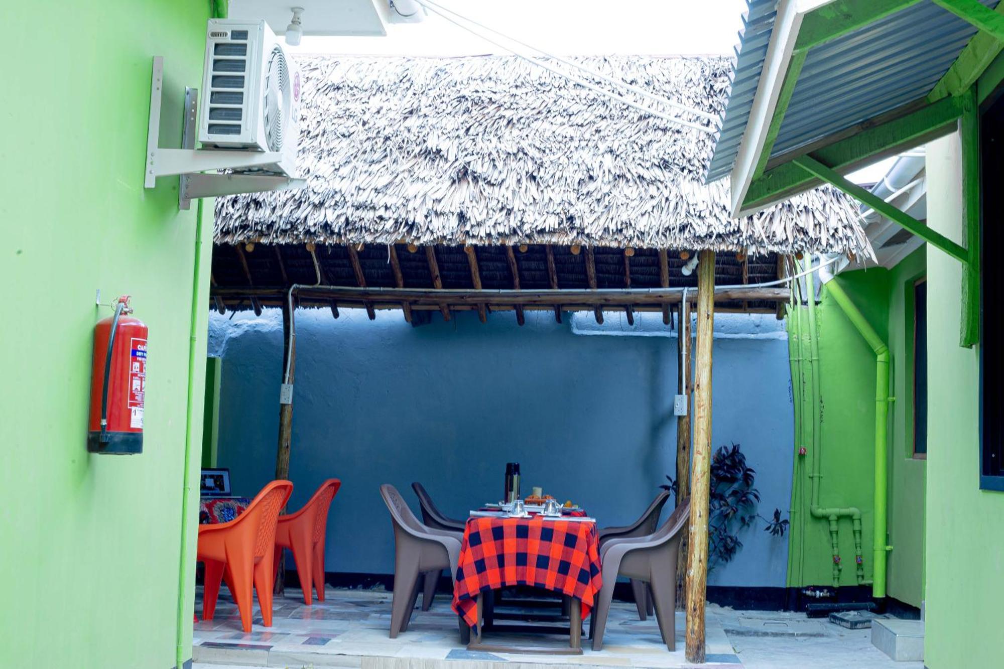 L&J Modern Backpackers Bnb دار السلام المظهر الخارجي الصورة