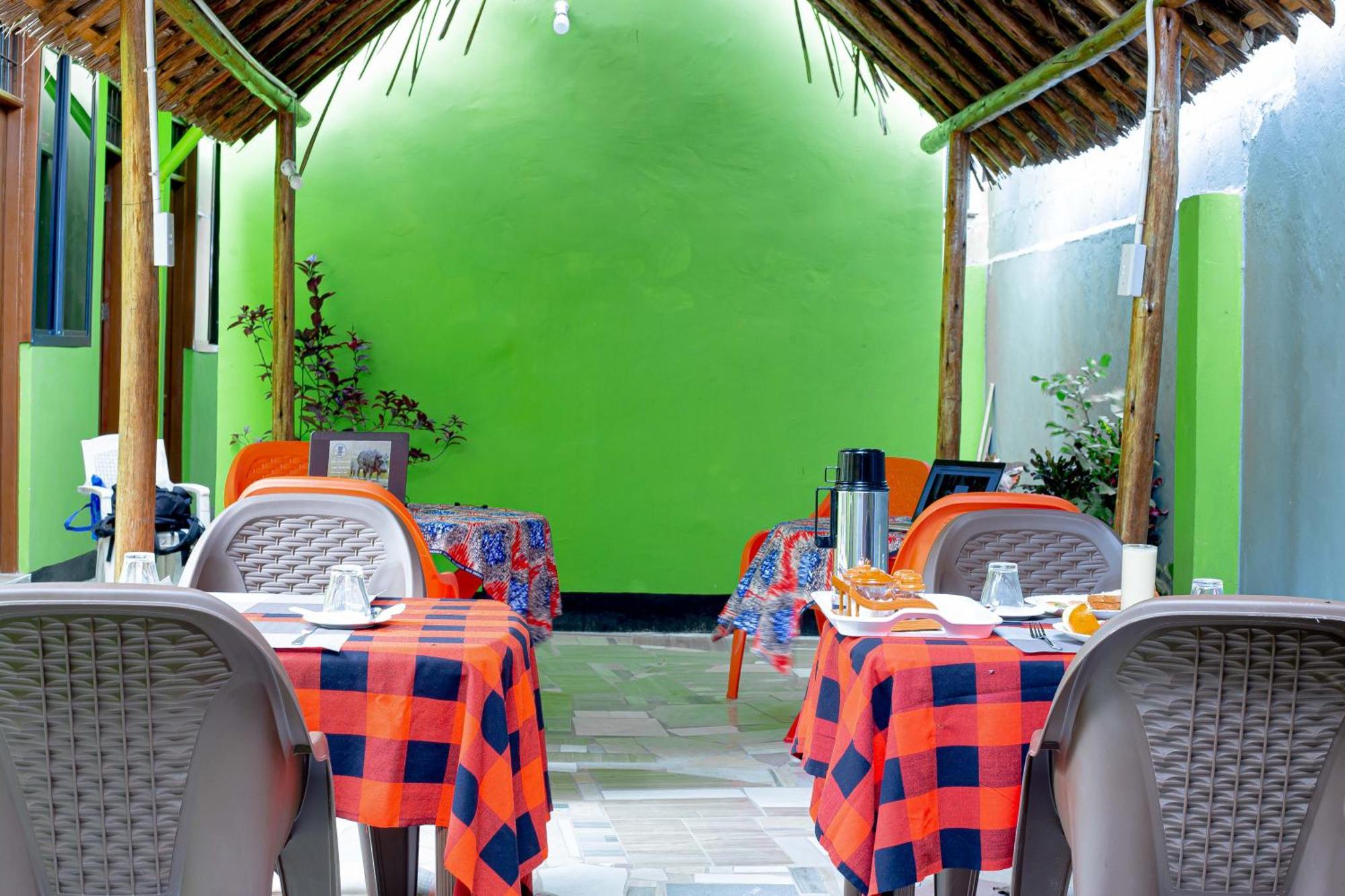 L&J Modern Backpackers Bnb دار السلام المظهر الخارجي الصورة