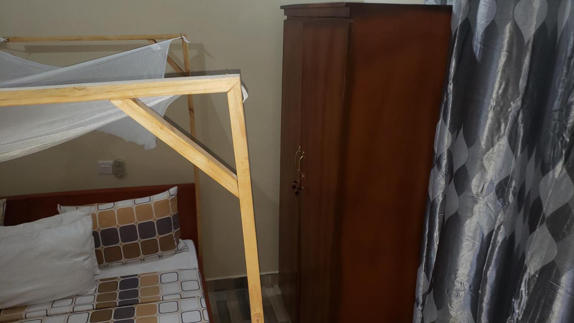 L&J Modern Backpackers Bnb دار السلام المظهر الخارجي الصورة