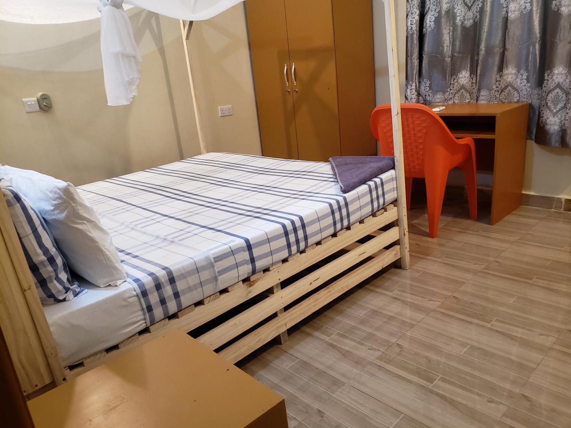 L&J Modern Backpackers Bnb دار السلام المظهر الخارجي الصورة