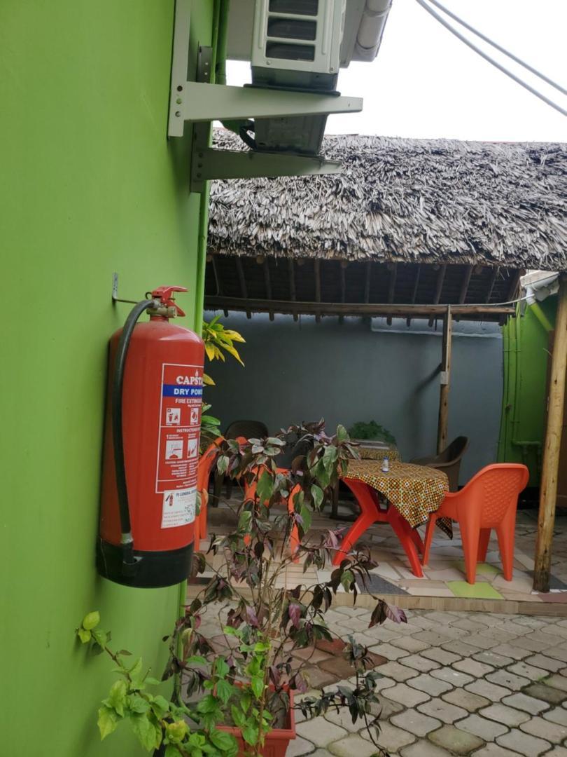 L&J Modern Backpackers Bnb دار السلام المظهر الخارجي الصورة