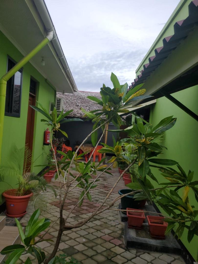L&J Modern Backpackers Bnb دار السلام المظهر الخارجي الصورة